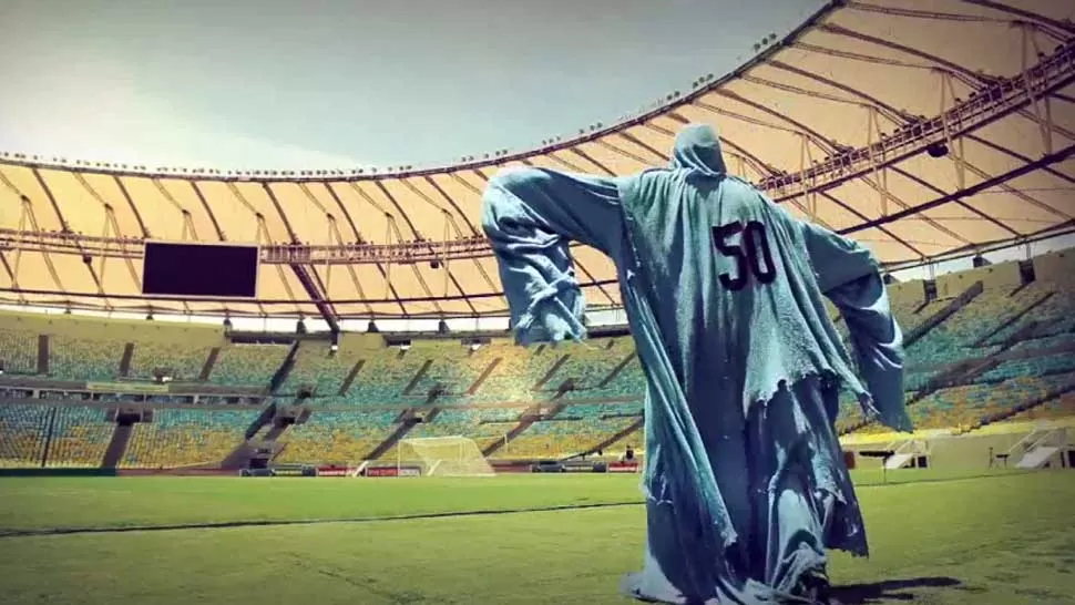 EN EL MARACANA. El bromista urguayo visitó el templo que consagró a la Celeste en el único Mundial que se celebró en Brasil. CAPTURA DE VIDEO