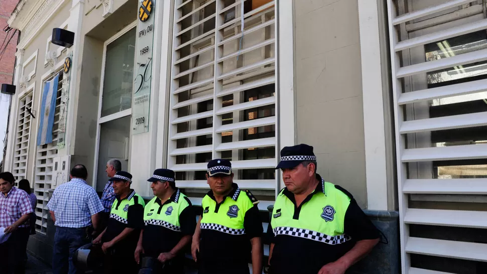 CUSTODIA. La Policía se acercó al Instituto cuando comenzaron los reclamos. LA GACETA/ FOTO DE JORGE OLMOS SGROSSO.