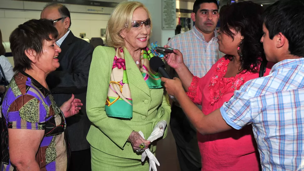 ELEGANTE. La diva viajó en primera con unos guantes blancos. LA GACETA / FOTO DE DIEGO ARÁOZ