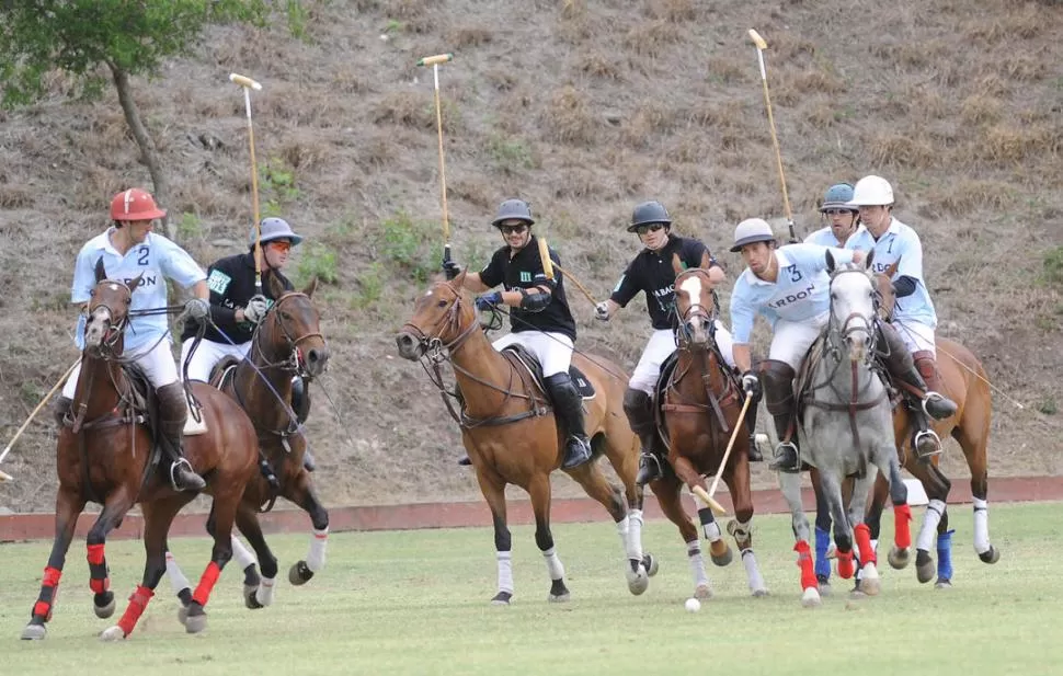 TODOS EN BUSCA DE LA BOCHA. Los polistas mostraron un muy buen nivel durante los dos días de competencias del Circuito Norte Martín Miguel de Güemes. 