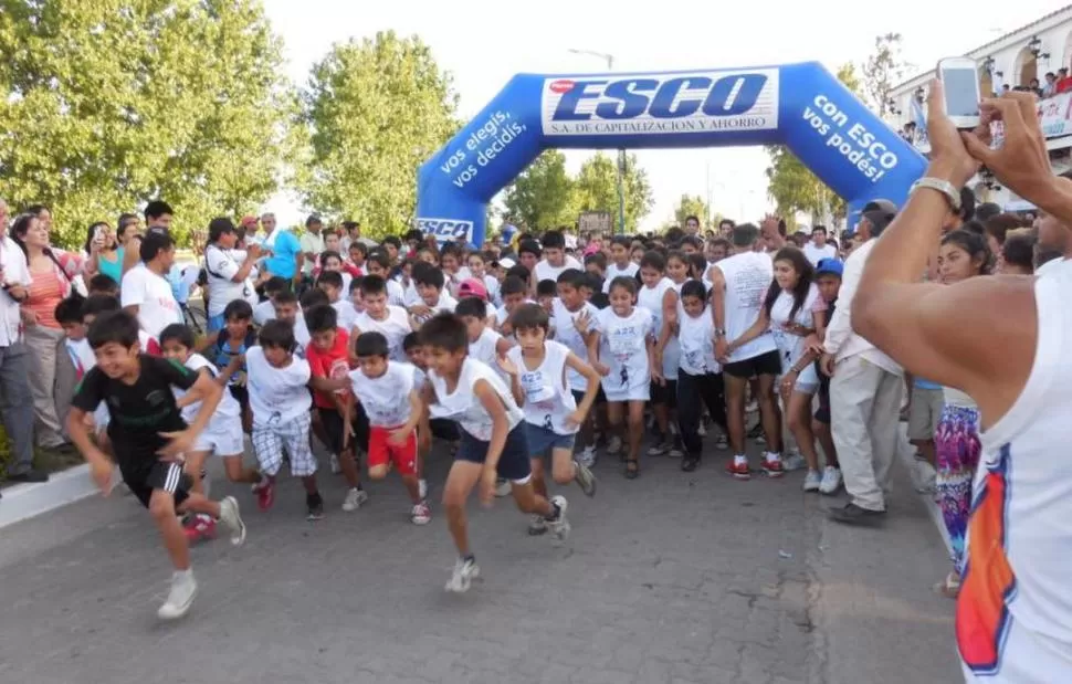 LOS MÁS CHICOS. Los pequeños atletas fueron protagonistas en la largada. 