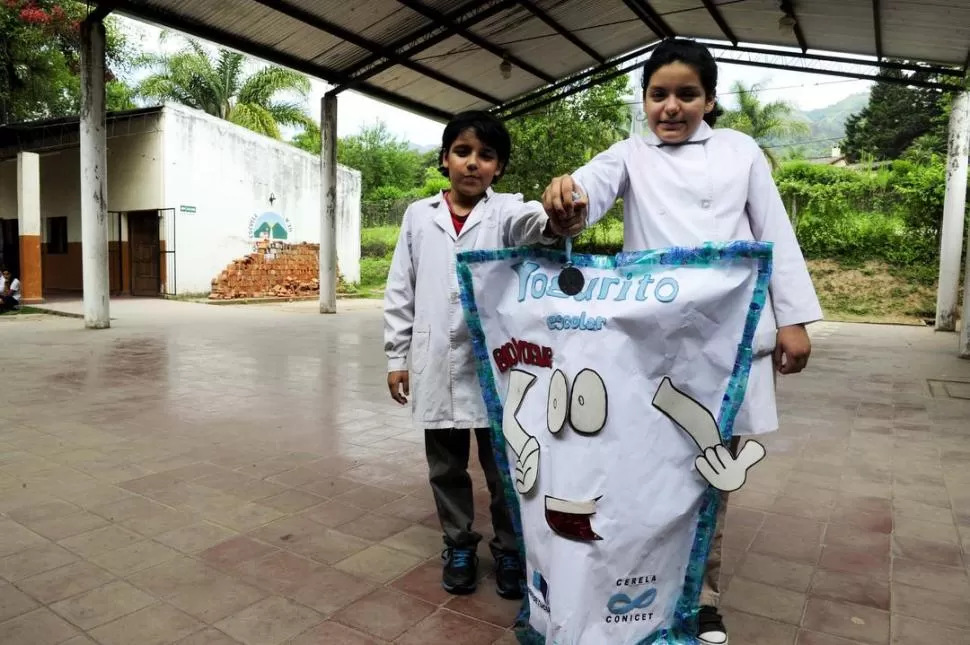 ORGULLOSOS. Justino, Camila y el Yogurito gigante que los acompañó hasta Entre Ríos muestran su medalla. LA GACETA / FOTO DE JORGE OLMOS SGROSSO