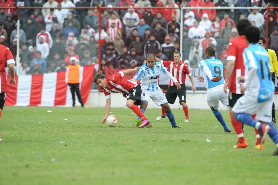 ¿CHOCARÁN EN PRIMERA? Becica y Carabajal pelean la bocha en un clásico. 