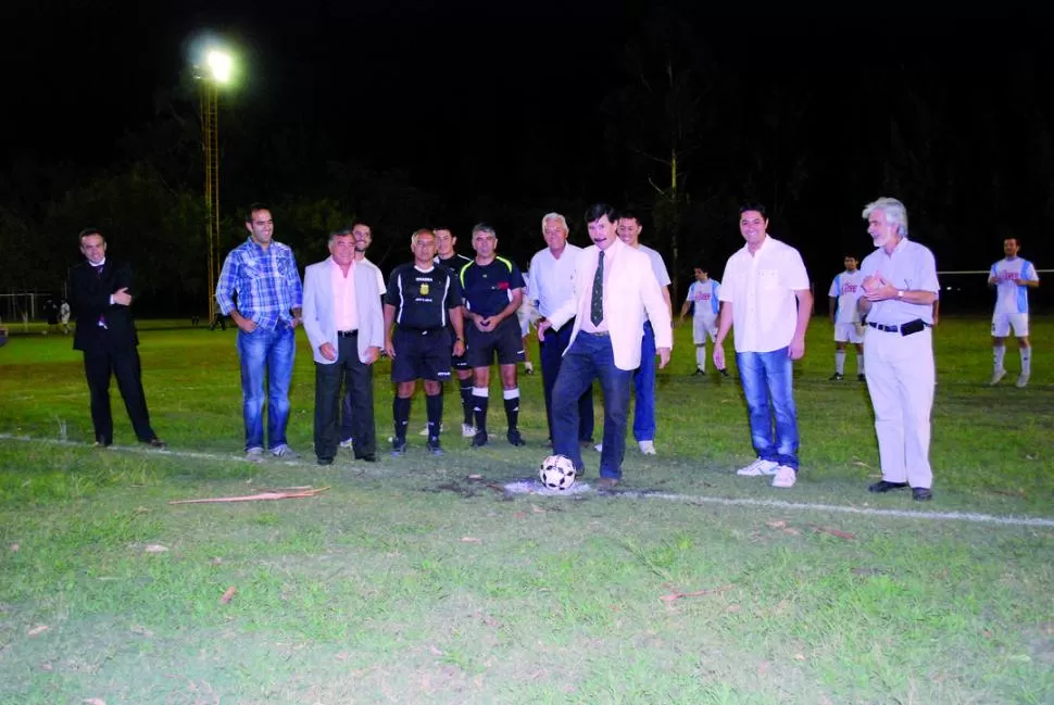 RELEVANTE. Esteban Carracedo da el puntapié inicial en la cancha N° 3. 