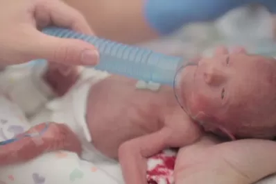Muestran en un video el primer año de vida de un bebé prematuro