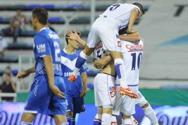 Vélez ganó sobre el final y se metió en la pelea