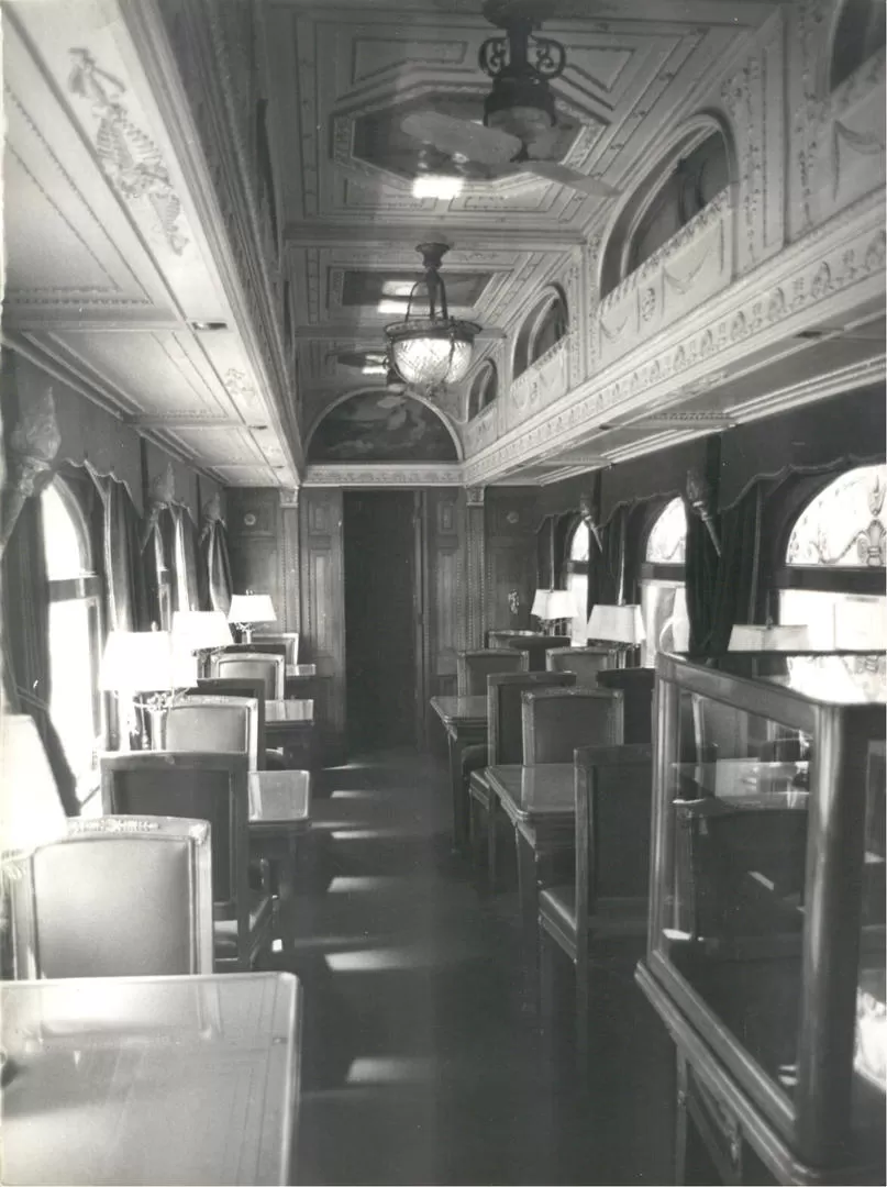 DE COLECCION. El coche G2 posee un comedor imperio para 32 personas, distribuidas en ocho mesas de dos y cuatro asientos, respectivamente, y otro privado para sólo seis personas. 