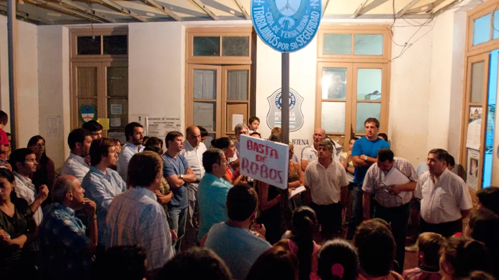 QUEJAS. Unos 150 vecinos plantearon sus reclamos afuera de la comisaría. LA GACETA / FOTO DE INÉS QUINTEROS ORIO