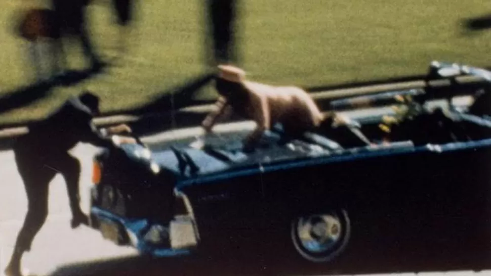 ATAQUE Y DESESPERACIÓN. El presidente y su esposa Jackie se encuentran de visita en Dallas, Texas. En la plaza Dealey, se escuchan tiros y Jackie y un custodio advierten que el presidente está herido y tumbado sobre el asiento trasero. Ya es demasiado tarde, Kennedy tiene dos balas en su cuerpo. REUTERS/ABBIE ROWE/THE WHITE HOUSE/JOHN F. KENNEDY PRESIDENTIAL LIBRARY 