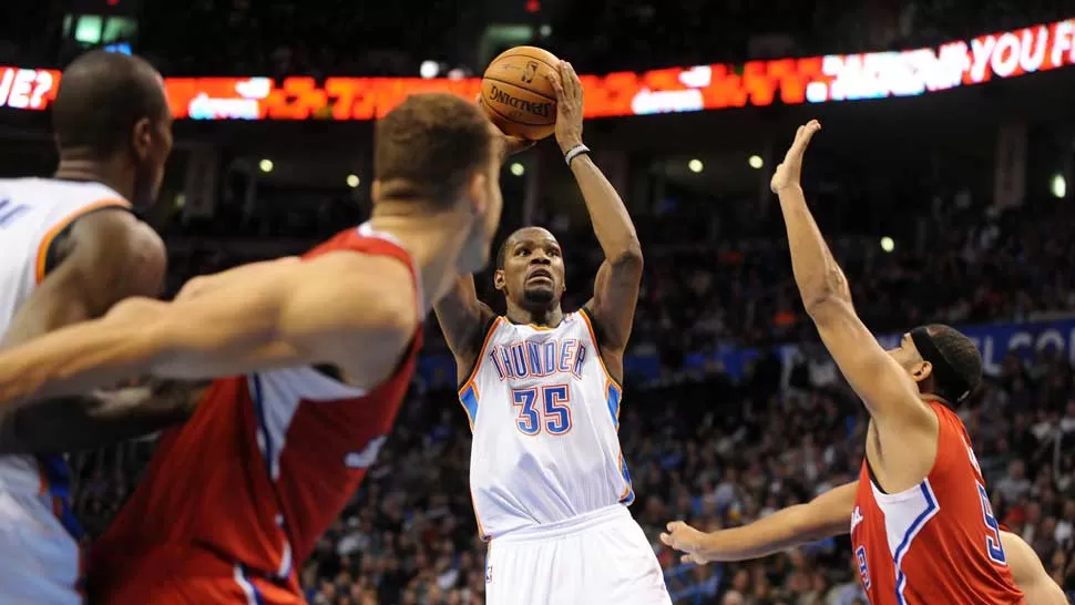 EN DEUDA. Durant lleva sobre sus espaldas el peso de liderar a los Thunder hasta las finales de conferencia. REUTERS