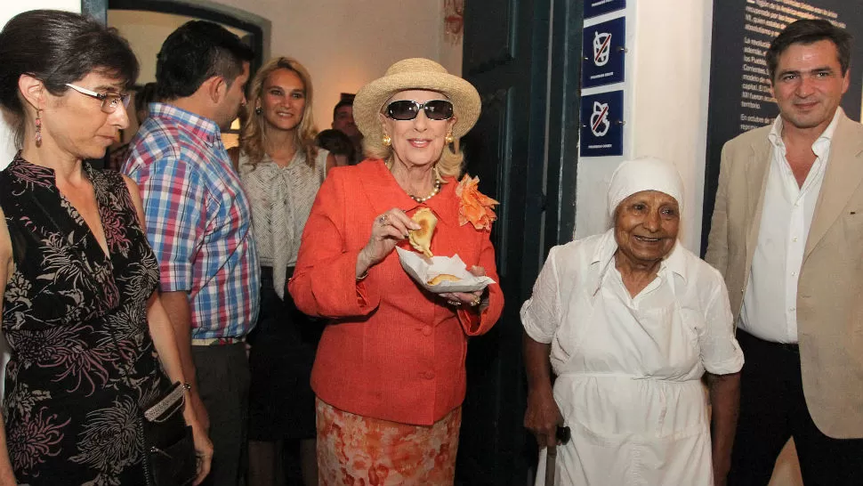 PURA SONRISA. La diva disfrutó las ricas empanadas de Sara Figueroa . PRENSA Y DIFUSIÓN TUCUMÁN ENTE TURISMO