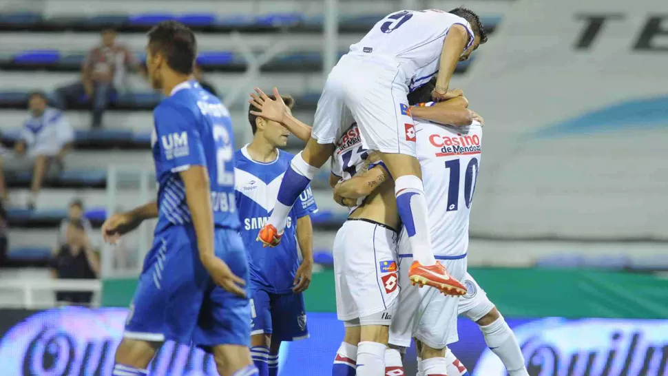 SONRISAS. Vélez quedó a sólo tres puntos de la cima. TELAM