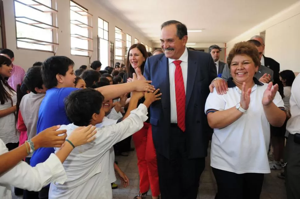 CON MAESTRAS. Alperovich visitó una escuela en el barrio Ciudadela. PRENSA Y DIFUSIóN