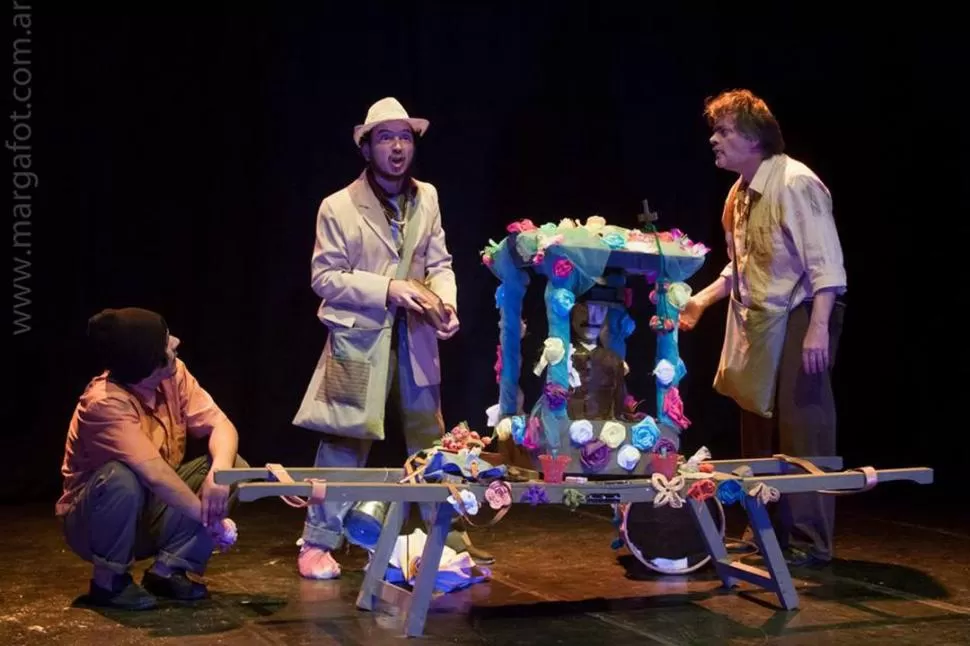 EL MISACHIQUITITO. Los actores Claudio Coronel, Luis Diez y Fernando Godoy (de izquierda a derecha), en una de las escenas de la obra. GENTILEZA INSTITUTO PROVINCIAL DEL TEATRO