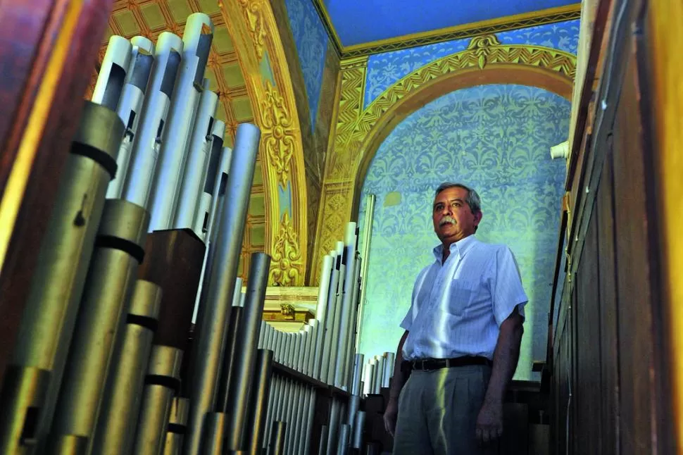 SAGRADA MÚSICA. Cada día Juárez corre del teclado de la PC al del órgano de la iglesia; y de allí, al aula. LA GACETA / FOTOS DE DIEGO ARÁOZ 