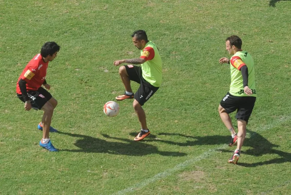 PARA LA PELOTA. Ibáñez, con la bocha, recuerda que la obligación de San Martín es ganar siempre y no sólo este domingo. 