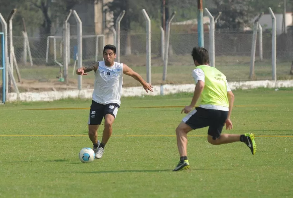 CANDIDATO. Barreiro fue al banco con Erroz ante Unión y podría jugar el lunes.  