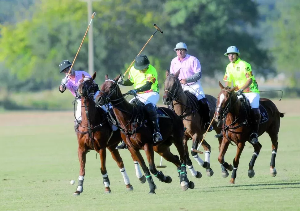 POR LA BOCHA. Tucumán Polo (rosa) venció a los santiagueños de Santa Teresita. 