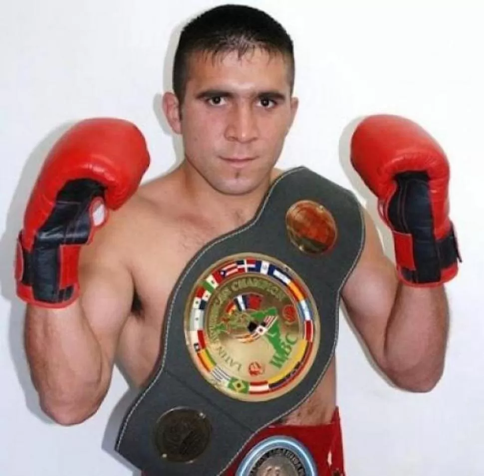 CÉSAR CUENCA. Está invicto en 45 peleas. Les ganó a todos. Ya tiene 32 años y sigue esperando su chance. 