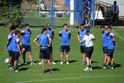 No polemiza, pero responde