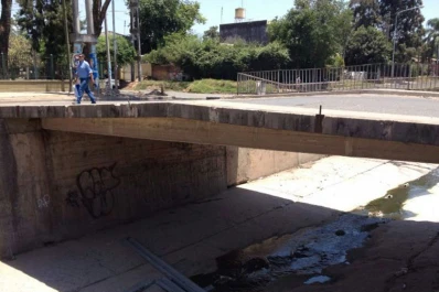 Se cayó una valla a metros del acceso a un shopping de Yerba Buena