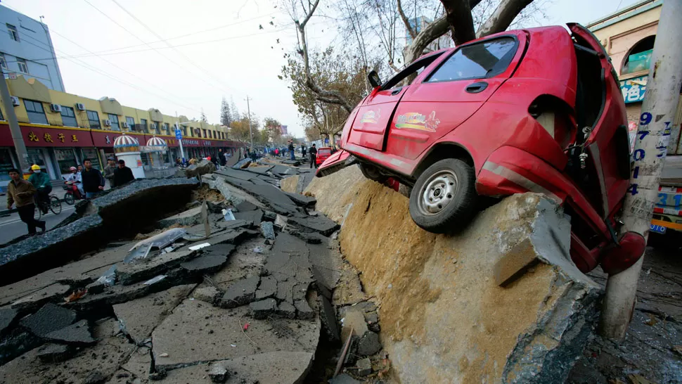 DESTROZOS. Autos volaron por los aires por la potencia de la explosión en Chine. REUTERS