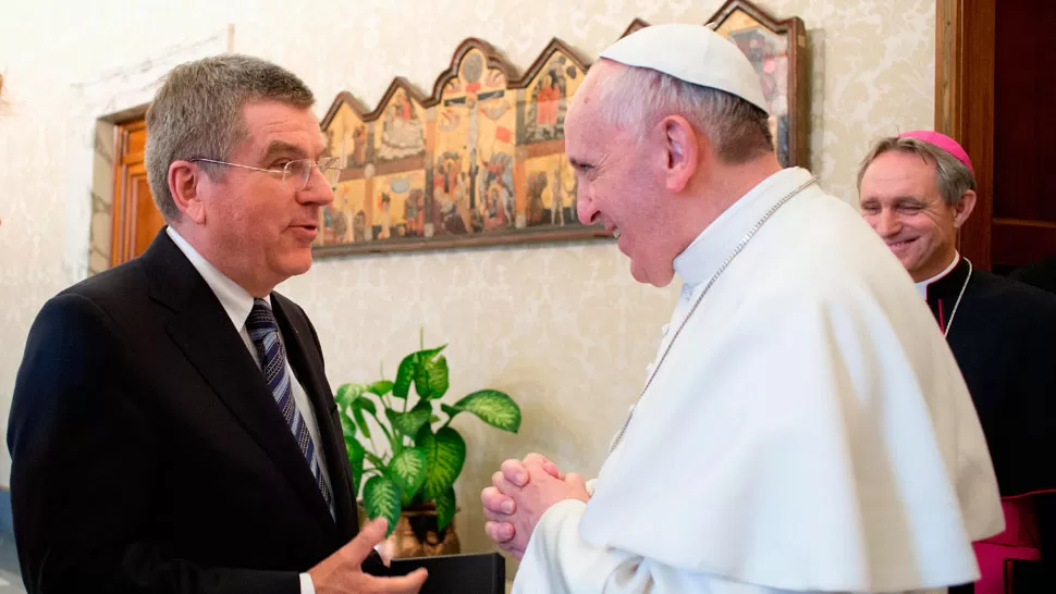 ENCUENTRO. Francisco junto a Thomas Bach, presidente del COI. REUTERS