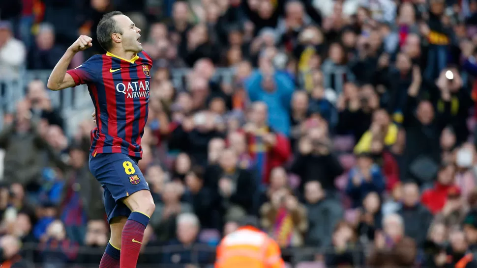 ASÍ EMPEZÓ LA FIESTA. Iniesta abrió el marcador para el Barcelona. REUTERS.