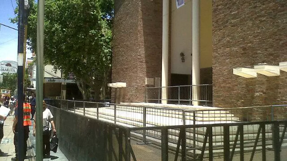 PROTECCION. Algunas iglesias de San Juan fueron rodeadas con vallas. FOTO TOMADA DE TWITTER / @Pame9dj