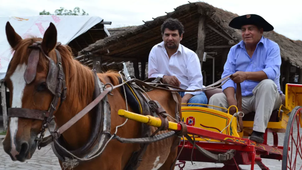 CON VEHÍCULO PROPIO. El actor Pepe Monje -protagonista de un capítulo de Ranchera- y el extra simoqueño Chichilo Lazarte pasean en sulky. LA GACETA / FOTO DE OSVALDO RIPOLL