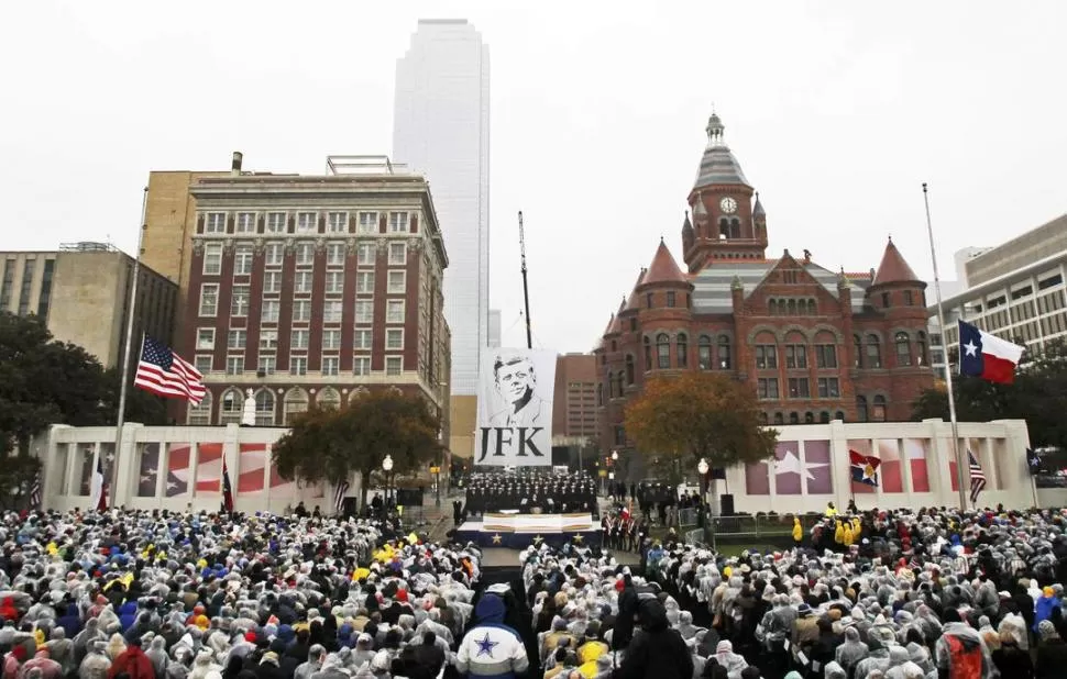 HONORES DE ESTADO. Miles de norteamericanos participaron ayer en Dallas de la ceremonia central en recuerdo de John Fitzgerald Kennedy. REUTERS