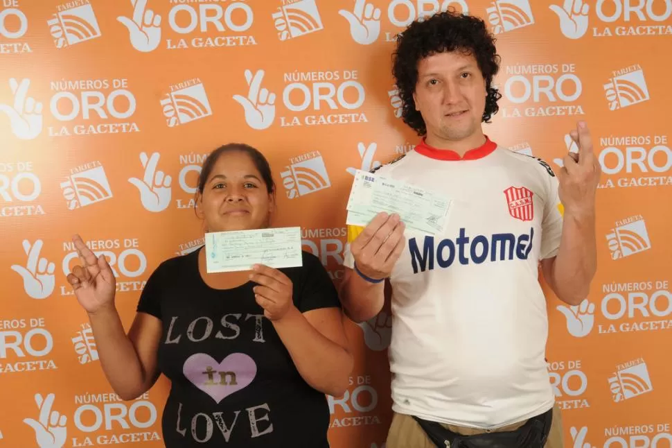 CON EL PREMIO EN LA MANO. Mariana Barraza y Martín López muestran los cheques que recibieron. LA GACETA / FOTO DE INéS QUINTEROS ORIO