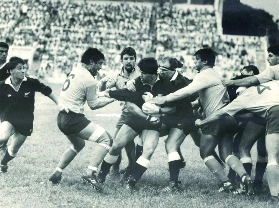 DUELO II. Zinzan Brooke protege la guinda, mientras Pablo Garretón (6), José Santamarina (fondo) y Luis Molina lo rodean. Fue una verdadera guerra ese partido contra los maoríes. Tucumán perdió 12-3. 