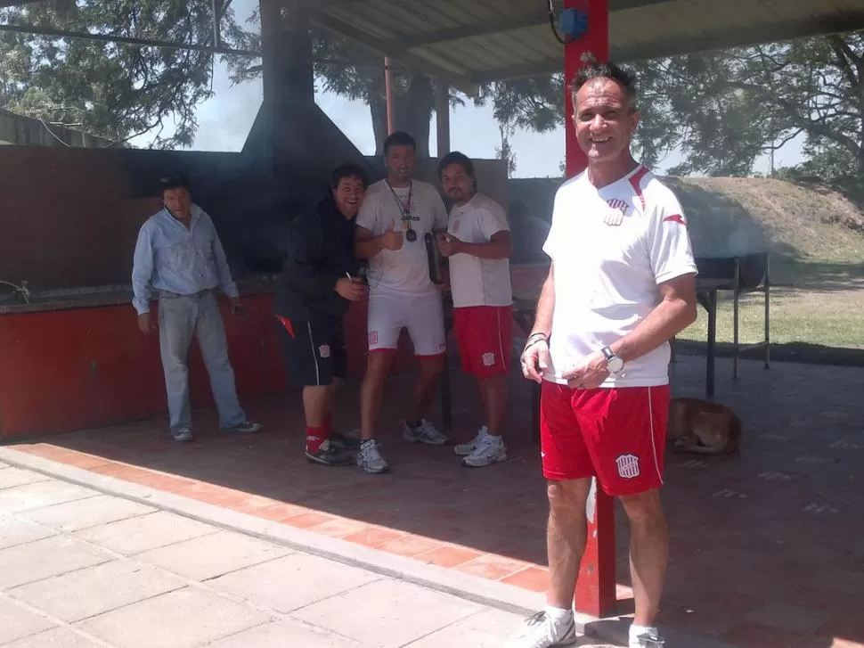 ASADO Y SONRISAS. Sánchez y parte del cuerpo técnico, están a punto de degustar las primeras delicias al costado del asador humeante en el Complejo Natalio Mirkin, luego de una intensa práctica matutina. 