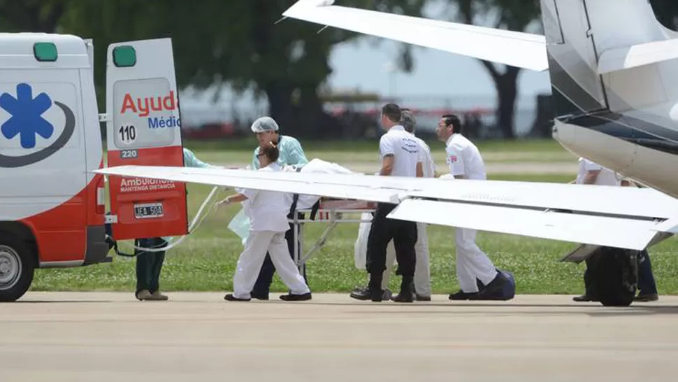 ESTA MAÑANA. El arribo del Gobernador de San Juan, Jose Luis Gioja, al Aeroparque porteño, para ser internado en el Hospital Italiano. FOTO TOMADA DE CLARIN.COM