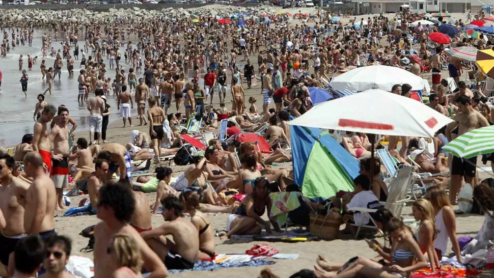 SE ANTICIPO EL VERANO. Las playas de Mar del Plata mostraron una convocatoria solo comparada a las de enero y febrero. TELAM