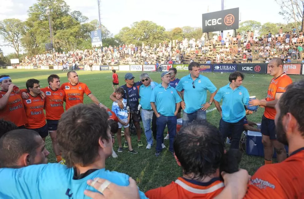 PALABRA DE CAPITÁN. Consumada la victoria, Gabriel Pata Curello le habla al grupo en el abrazo final. De fondo, las tribunas de la Caldera comienzan a despejarse. 