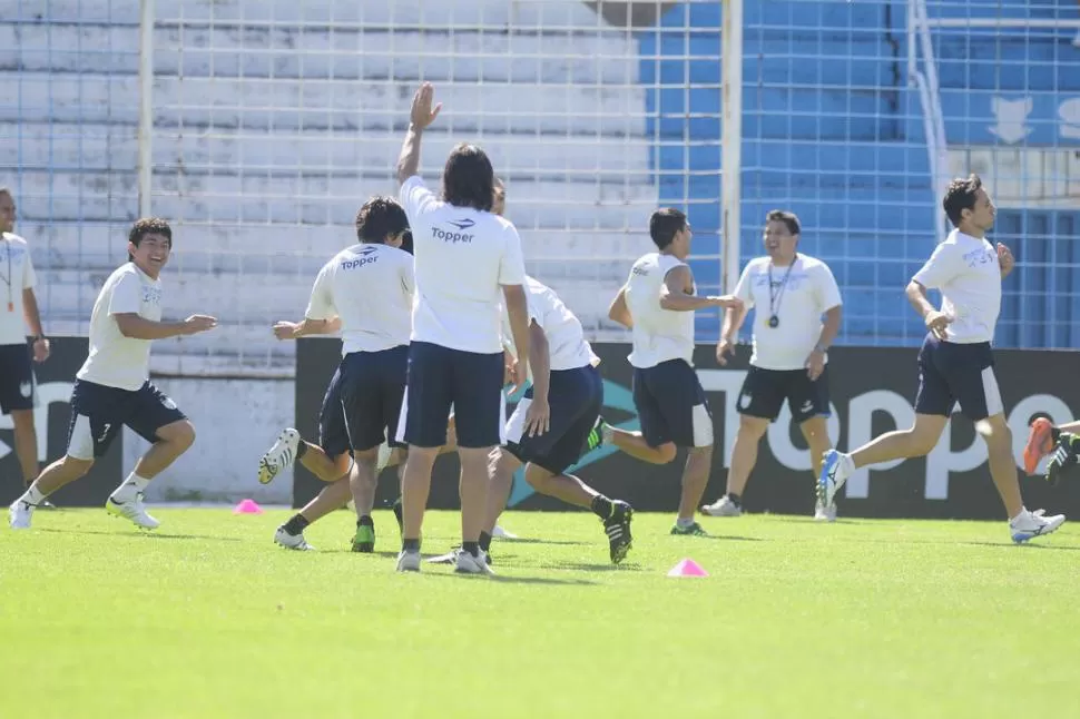 FELIZ. En el 11 contra 11, Pulguita marcó un gol y Acosta dos para los titulares. LA GACETA / FOTO DE ANALÍA JARAMILLO