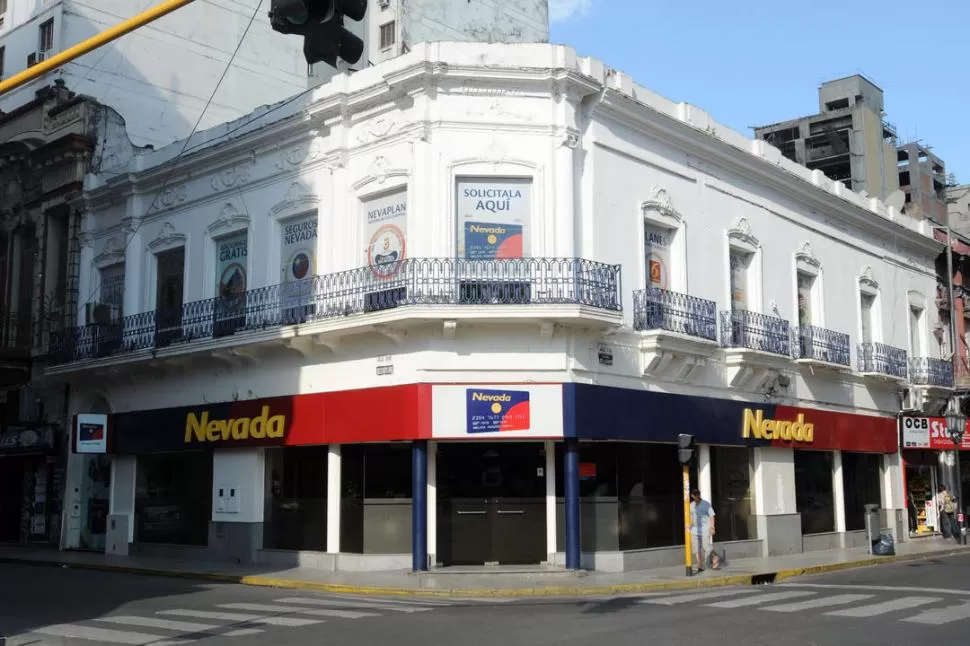 ARQUEO. En el local de San Martín y Laprida descubrieron ayer el robo. LA GACETA / FOTO DE INéS QUINTEROS ORIO