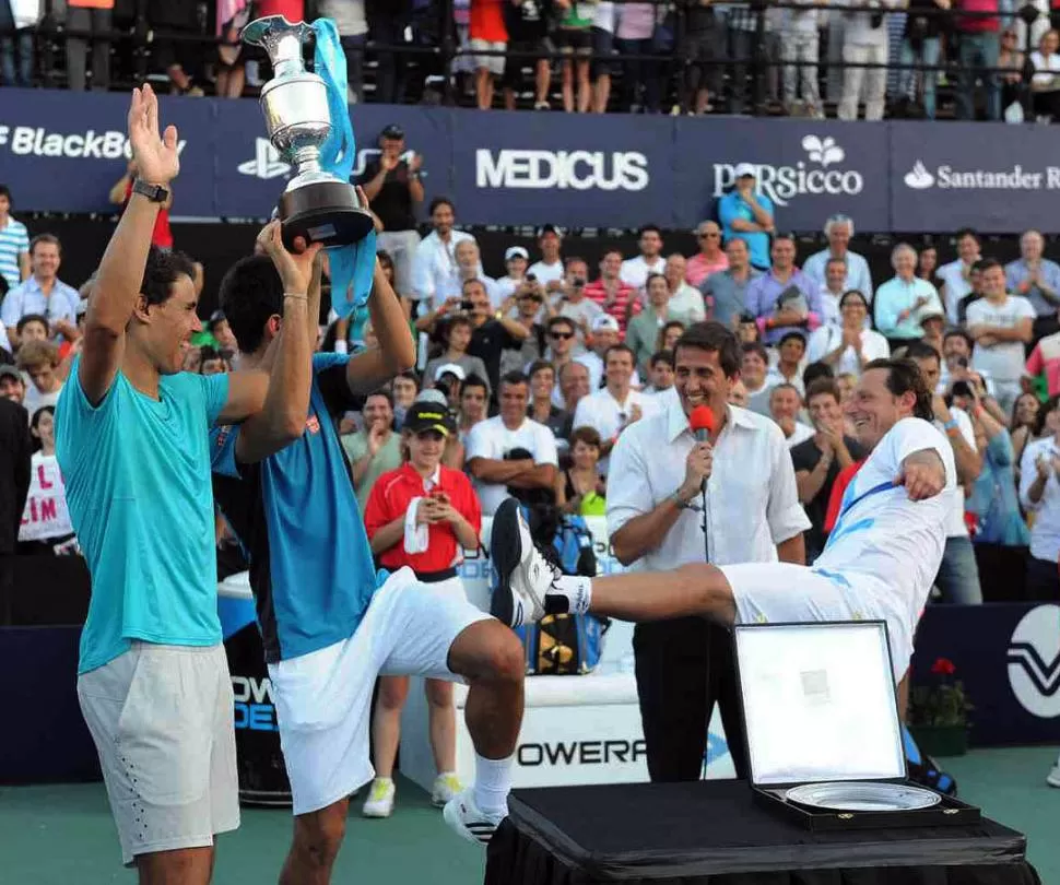 FINAL FELIZ. Rafa Nadal y Nole Djokovic bromean con Nalbandian al final de la jornada en la Sociedad Rural de Palermo. 