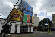 La intensa tormenta destruyó un enorme cartel en la esquina Casal