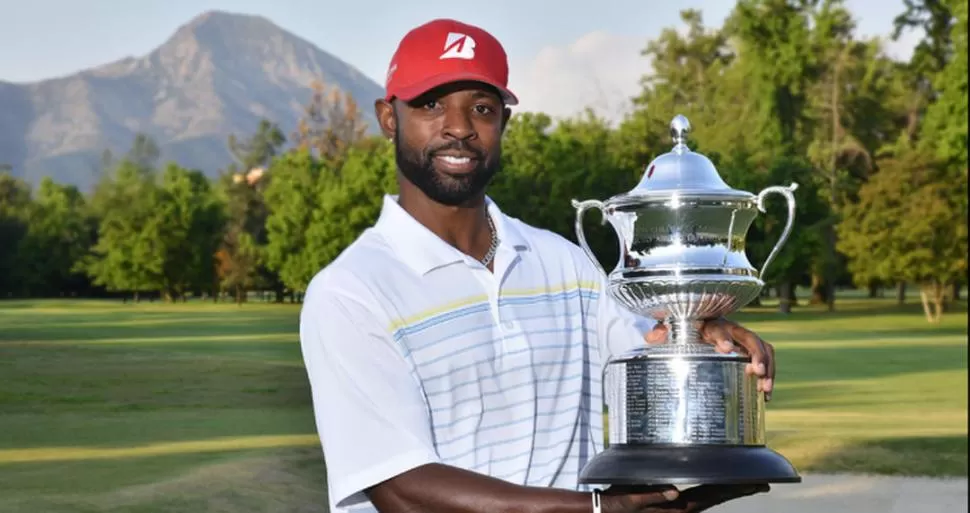 HOMBRE FELIZ. Timothy O'Neal y el trofeo que ganó en Chile. 