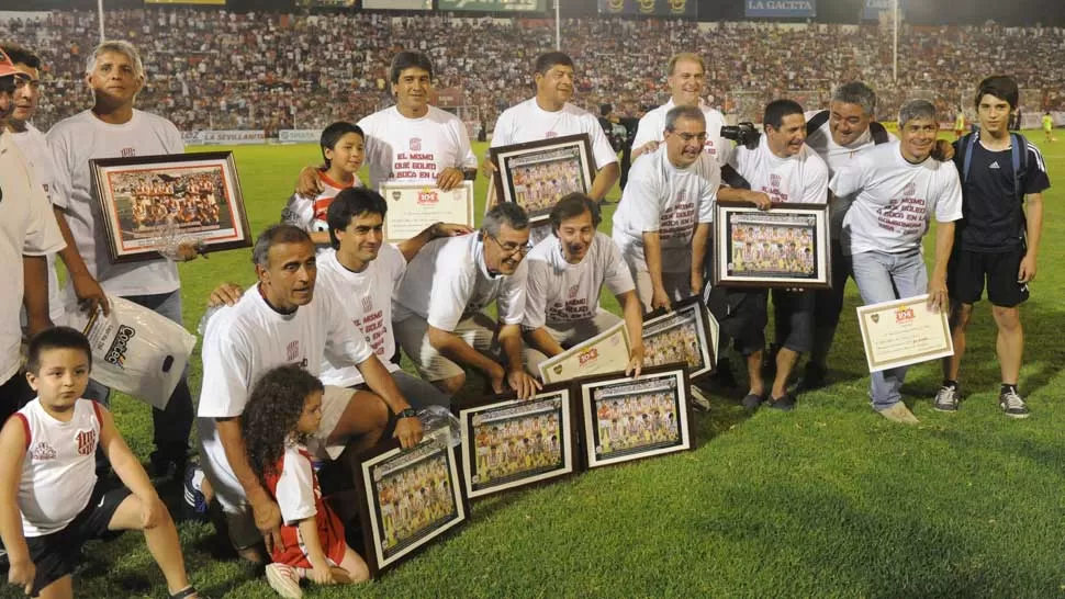 EMOCIÓN. Con lágrimas contenidas, los hacedores de la proeza del 88' recibieron su merecido reconocimiento y aplausos. LA GACETA / HECTOR PERALTA