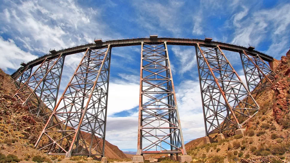 HASTA EL CIELO. El tren recorre unos 430 kilómetros de ida y vuelta desde Salta y trepa hasta 4.200 metros de altura. FOTOS DE TURNOTICIAS.COM.AR