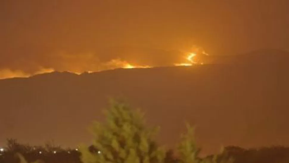 PELIGRO. El Cerro de la Cruz está a unos 20 kilómetros de la capital de La Rioja. FOTO TOMADA DE ELINDEPENDIENTE.COM.AR