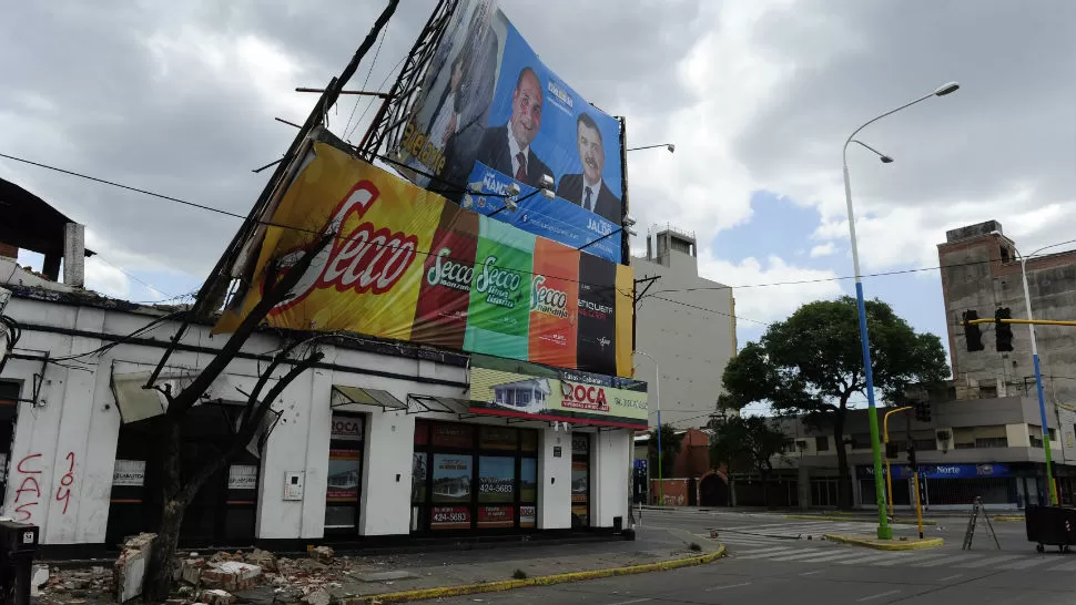 CAÍDOS. Los fuertes vientos dejaron varios daños. LA GACETA / FOTO DE JORGE OLMOS SGROSSO