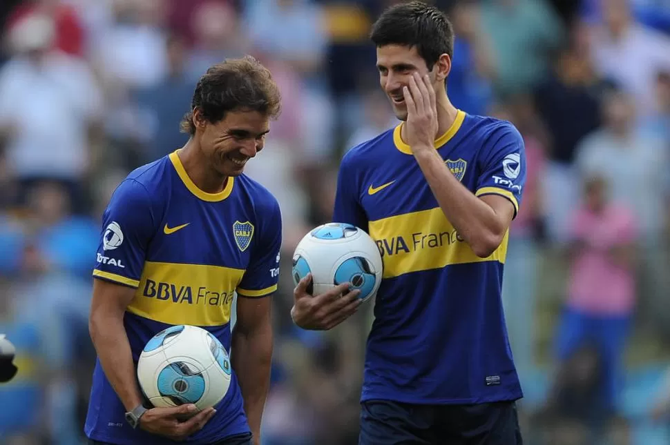 EN LA LONA. Ante la mirada de Paredes, Riaño quedó tendido, como Boca.  