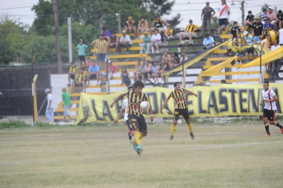 FESTEJO. Herrera acaba de convertir el gol del triunfo y recibe las felicitaciones. 