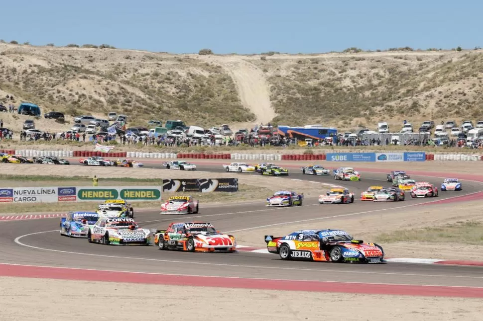 FILA INDIA VELOZ. Los coches del TC transitan por el autódromo Mar y Valles de Trelew. El maquinista es Guillermo Ortelli, que con un Chevrolet volvió a la victoria luego de 40 carreras sin lograrlo. 