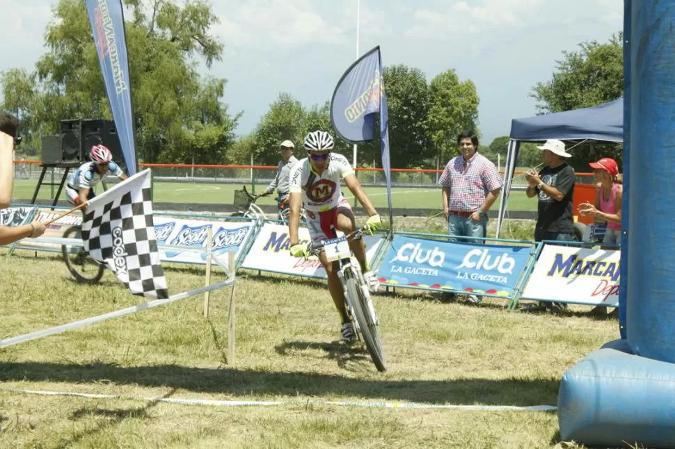 MÁXIMO ESFUERZO. Darío Gasco va en busca de la bandera a cuadros. La victoria conseguida en el Gran Premio Ibatín le permitió sumar un nuevo títuloTucumano. 